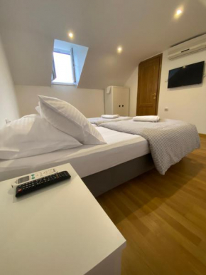 Piazza Rooms